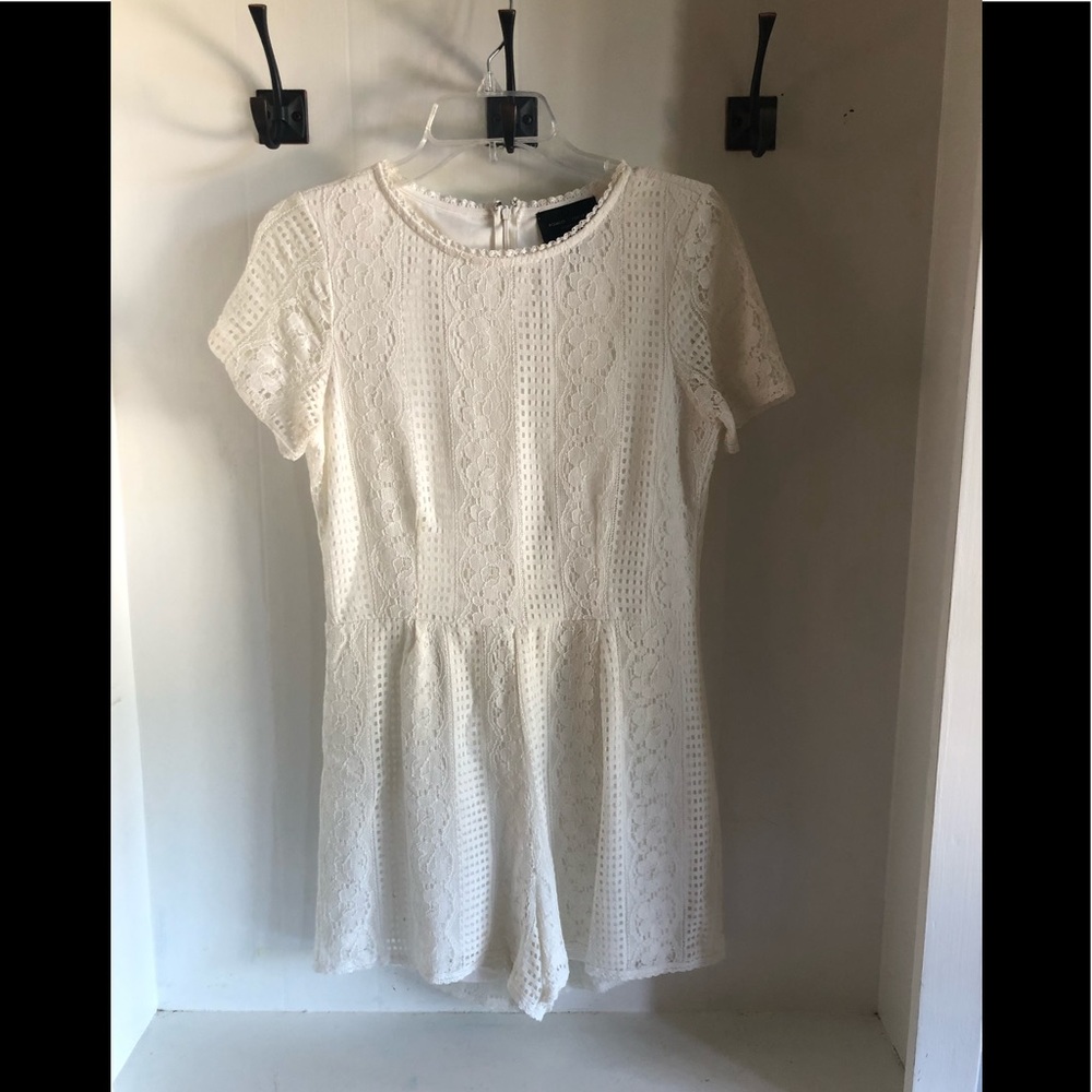 White romper ▪️adorable ▪️Small ▪️ Romeo+Juliet